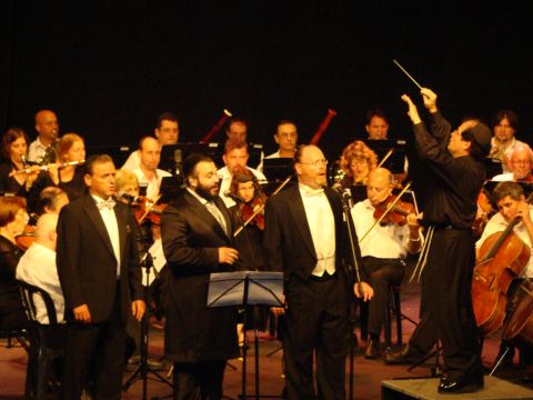 מימין לשמאל: המנצח אלי יפה, צודיק גרינוולד ושמואל ברזילי. ברקע: סימפונט רעננה [צילום: יהודה פרנק]