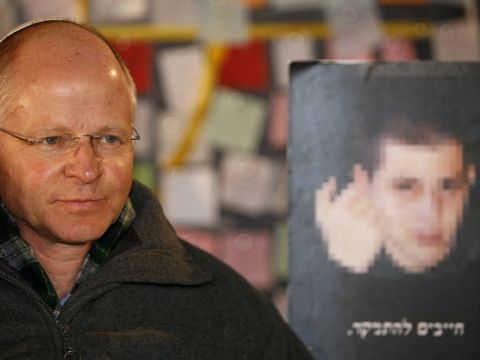 אביו של גלעד שליט ממתין לשובו כבר כמעט שלוש שנים [צילום: פלאש 90]