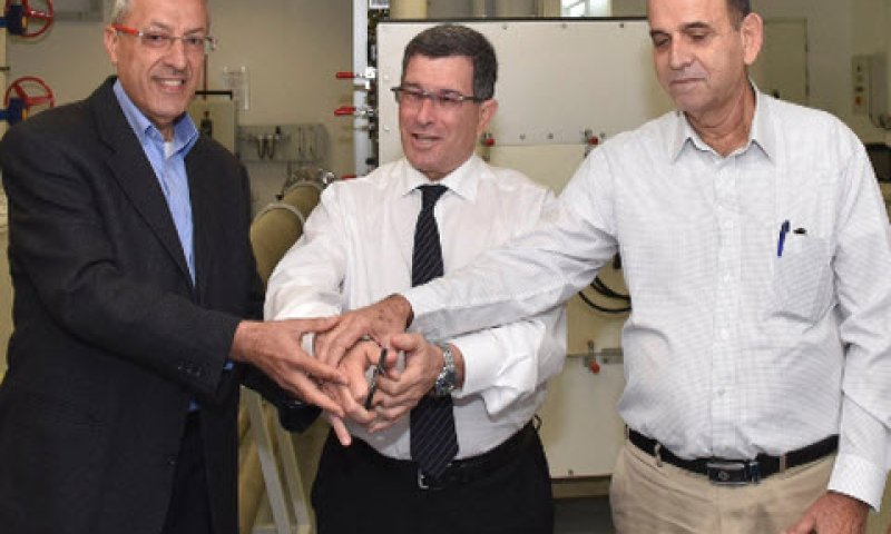 יו"ר מכון התקנים הישראלי, רן כהן, מנכ"ל מכון התקנים הישראלי, דני גולדשטין, סגן ראש מנה"ר משרד הביטחון, אורי גואל [צילום: ישראל מלובני]