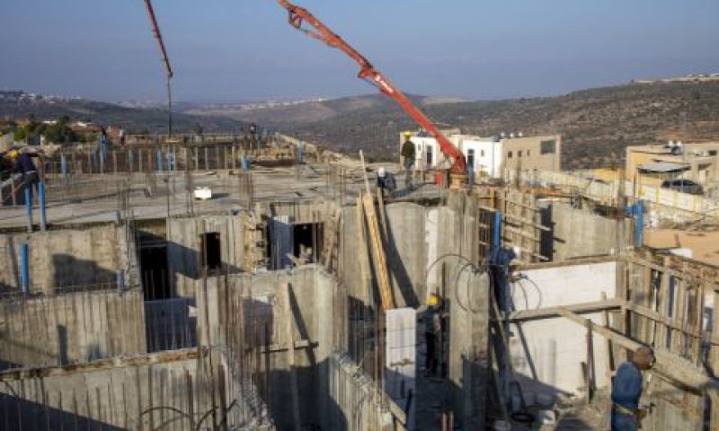 בנייה בהתנחלות ברוכין [צילום: אריאל שליט/AP]