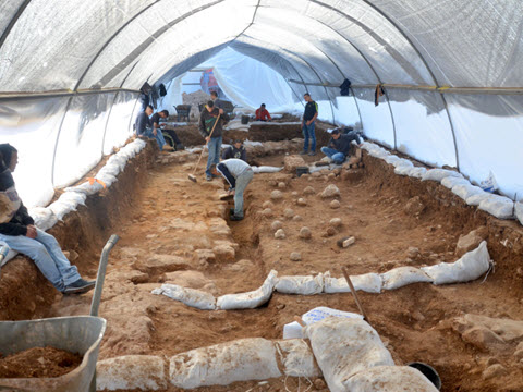 אתר החפירה במגרש הרוסים. על הרצפה ניתן לראות את אבני הקלע, עדות מוחשית לקרב שהשתרר כאן לפני 2000 שנה [צילום: יולי שוורץ, רשות העתיקות]