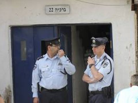 השוטרים פשטו על המרפאה [צילום: בוצ´צ´ו]