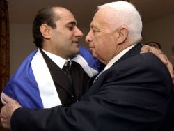 עזאם, עטוף בדגל הלאום ושרון [צילום: לע"מ]