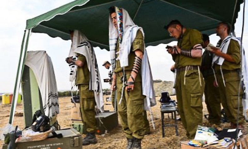 חיילים בתפילת שטח [צילום אילוסטרציה: מנדי הכטמן/פלאש 90]
