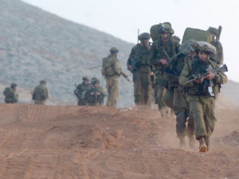 לוחמי הצנחנים יוצאים משטח בינת ג'בל לאחר הקרבות הקשים.