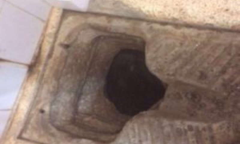 חפיר מתחת לשירותים [צילום: שב"ס]