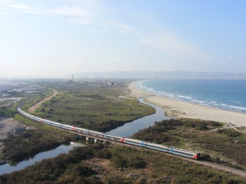 חמישיית מערכי IC3 עוברים כרכבת אחת באורך של כמעט 300 מ' את גשר הרכבת הישן מעל נחל נעמן, בנסיעה חוצת ישראל מנהריה לבאר שבע, 12.10.08 [צילום: חן מלינג]