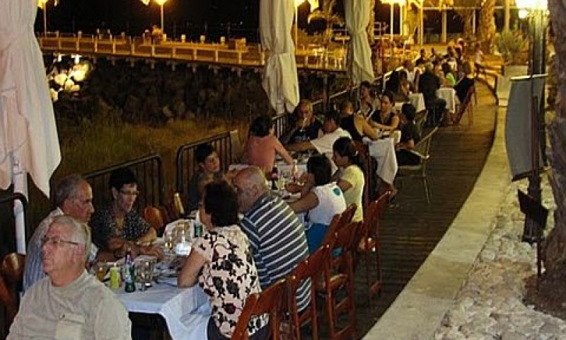 מסעדת הביסטרו בנמל [צילום: תיירות עין גב]