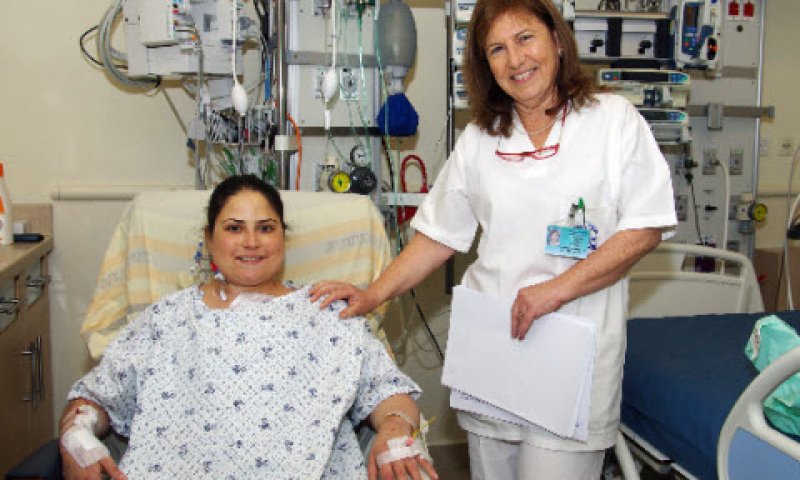 מושתלת הלב יחד עם מתאמת ההשתלות, ידידה שמש [צילום: יחידת צילום שיבא]