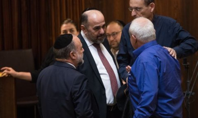 הסתודדות לילית [צילום: יונתן זינדל/פלאש 90]