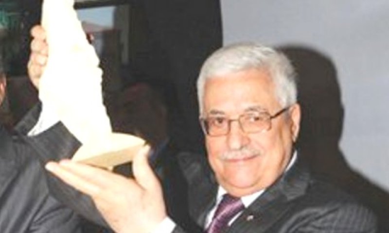 אבו מאזן ומפת פלשתין השלימה [צילום: מבט לתקשורת הפלשתינית]