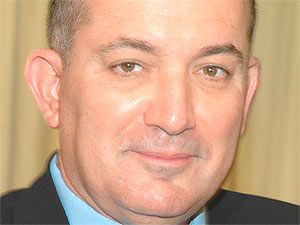 שלמה נחמה, מזהיר: נסגור סניפים, נפטר עובדים