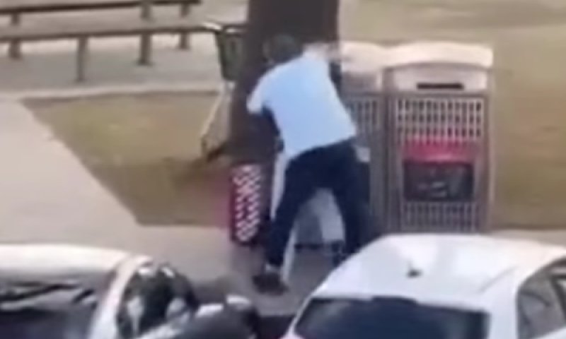 רגע ההשתלטות על היורה בבונדי ביץ' אתמול. זינוק בידיים חשופות [צילום: שימוש לפי סעיף 27א]