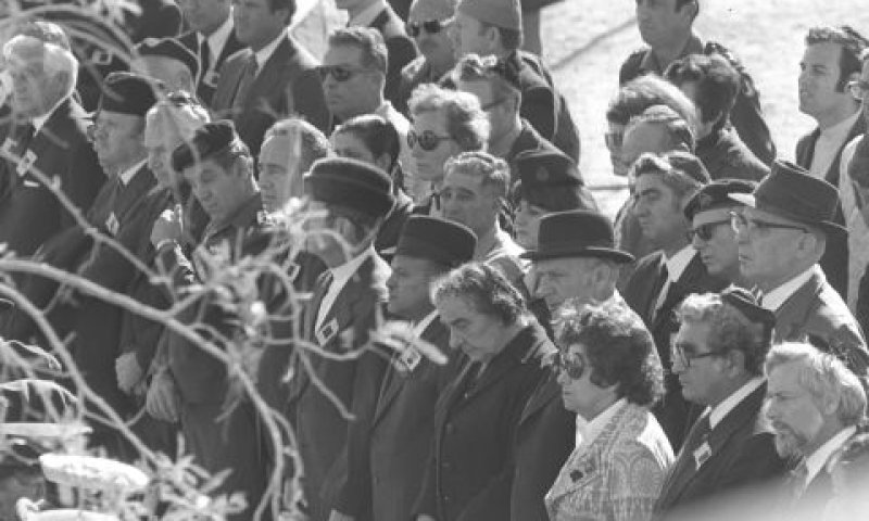 נשיא המדינה אפרים קציר, ראש ממשלה גולדה מאיר וחברי כנסת בטקס הלוויה של דוד בן גוריון בשדה בוקר [צילום: יעקב סער/לע"מ]