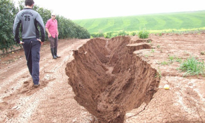 בור שנפער בשדה חקלאי כתוצאה מסחיפת קרקע באירוע גשם באגן נחל חרוד [צילום:רמי זיידנברג]