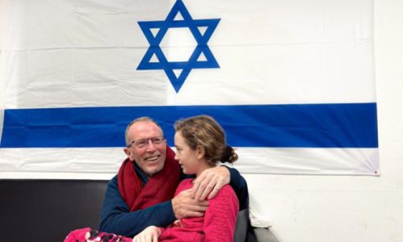 אמילי הנד עם אביה לאחר שובה משבי חמאס [צילום: דובר צה''ל]