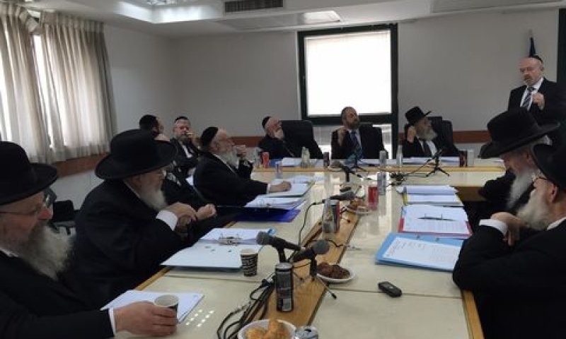 הרב יעקבי בפני חברי המועצה [צילום: בתי הדין הרבניים]