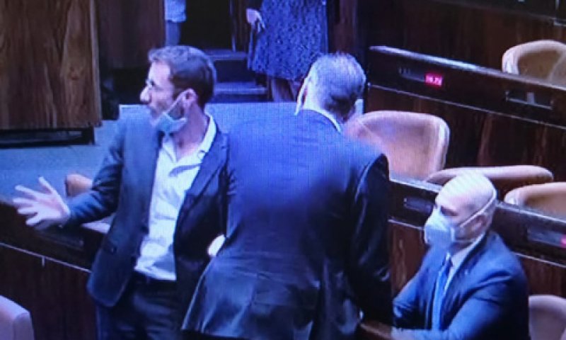 זוהר עם השרים אוחנה ושמולי במהלך ההצבעה [צילום: מן הטלוויזיה]