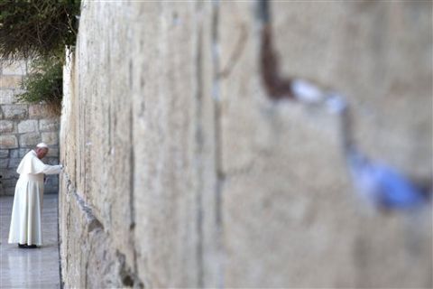 פרנציסקוס למרגלות הכותל המערבי [צילום: AP]