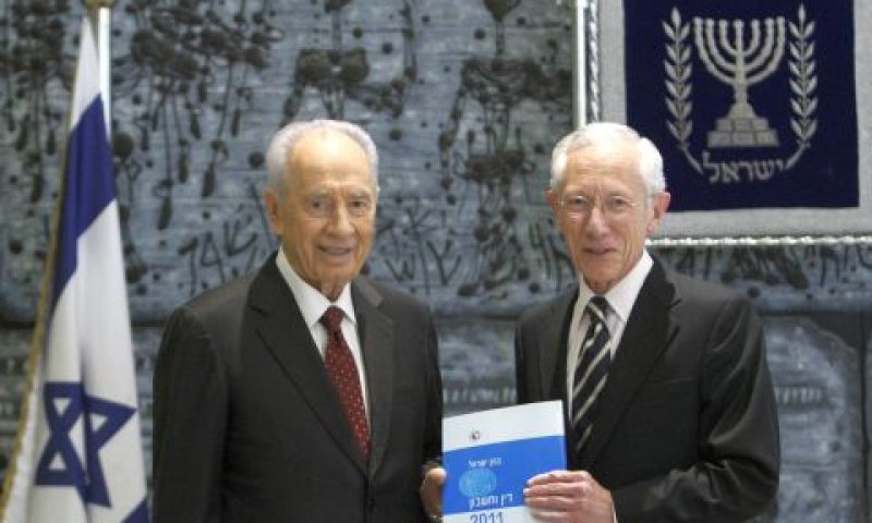 הנגיד פישר מגיש את הדוח לנשיא פרס. נבחנו הסיבות למחאה החברתית [צילום: פלאש 90]