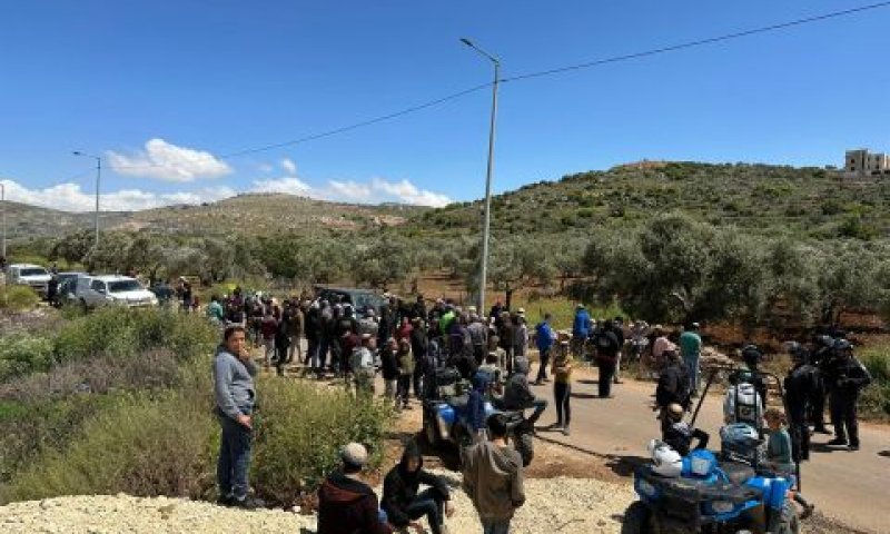 הפגנת מתנחלים בכניסות לכפר אל מועייר