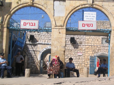 בפתח מקבצים נדבות