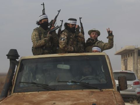 המורדים שהשתלטו, בפאתי העיר אידליב [צילום: AP/Ghaith Alsayed]