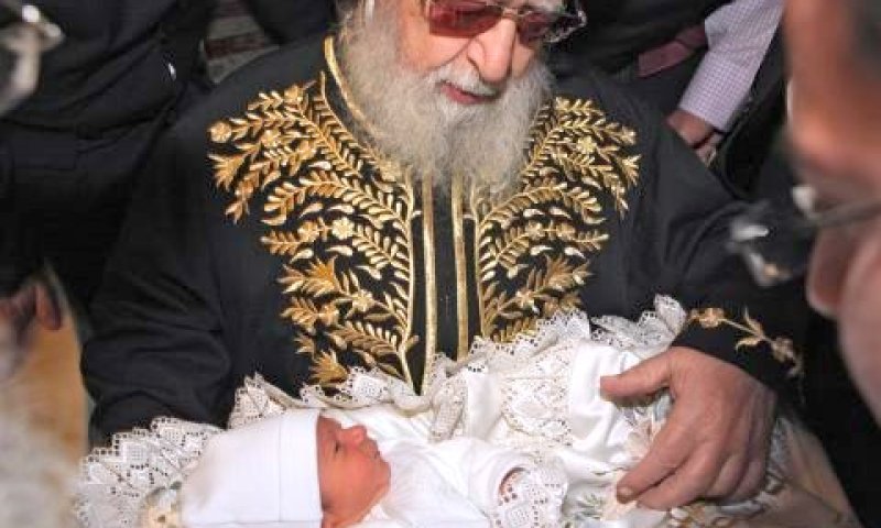 הרב עובדיה יוסף משמש כסנדק בברית [צילום: פלאש 90]
