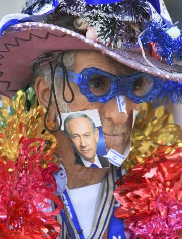 תומך ססגוני של נתניהו [צילום: AP]