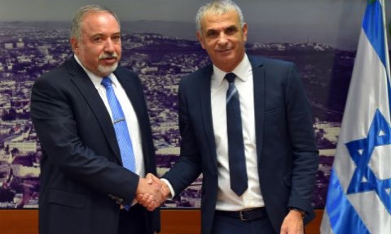 משה כחלון, אביגדור ליברמן [צילום: אריאל חרמוני- משרד הביטחון]