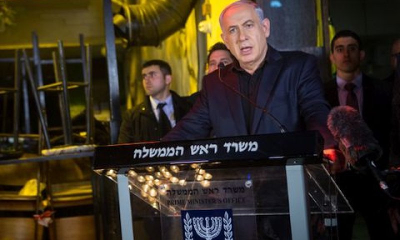 ראש הממשלה בזירת הפיגוע [צילום: חיים צח/לע"מ]