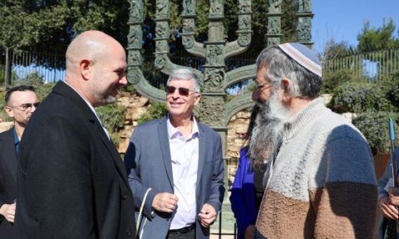 למרגלות המנורה [צילום: נועם מושקוביץ/דוברות הכנסת]