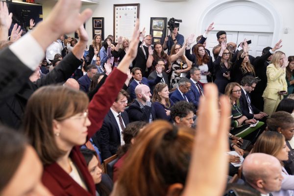 חדר התקשורת בבית הלבן [צילום: מארק שיפלביין/AP]