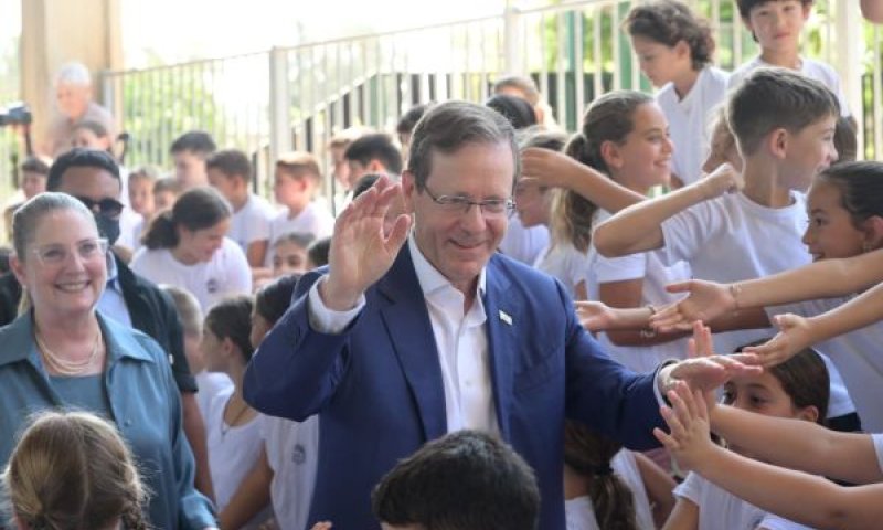הרצוג. התתחנה הבאה - הוראה [צילום: עמוס בן-גרשום/לע"מ]