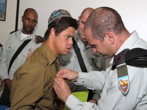 חנן קאסל מקבל את סיכת החטיבה [צילום: לגרשון אלינסון]