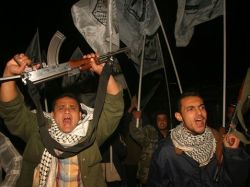 חמושים פלשתינים צוהלים ברחובות עזה [צילום: AP]