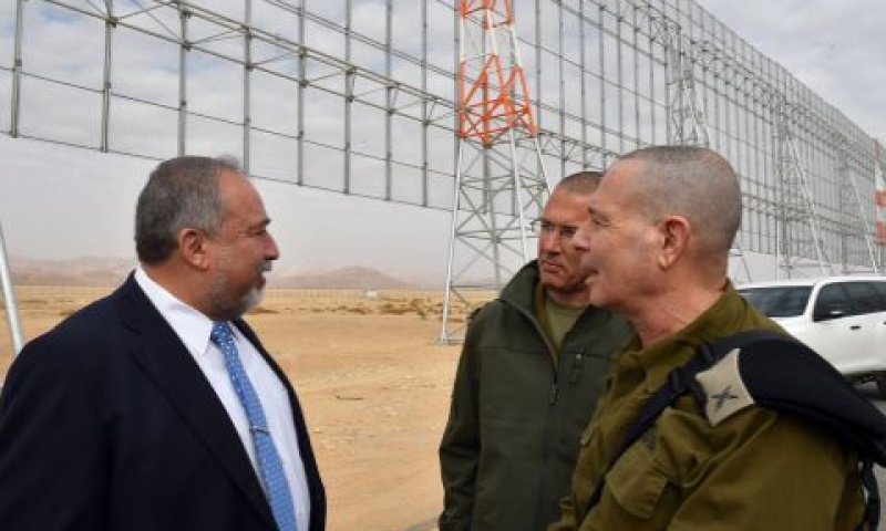 שר הביטחון בסיור בגבול ירדן [צילום: אריאל חרמוני, משרד הביטחון]
