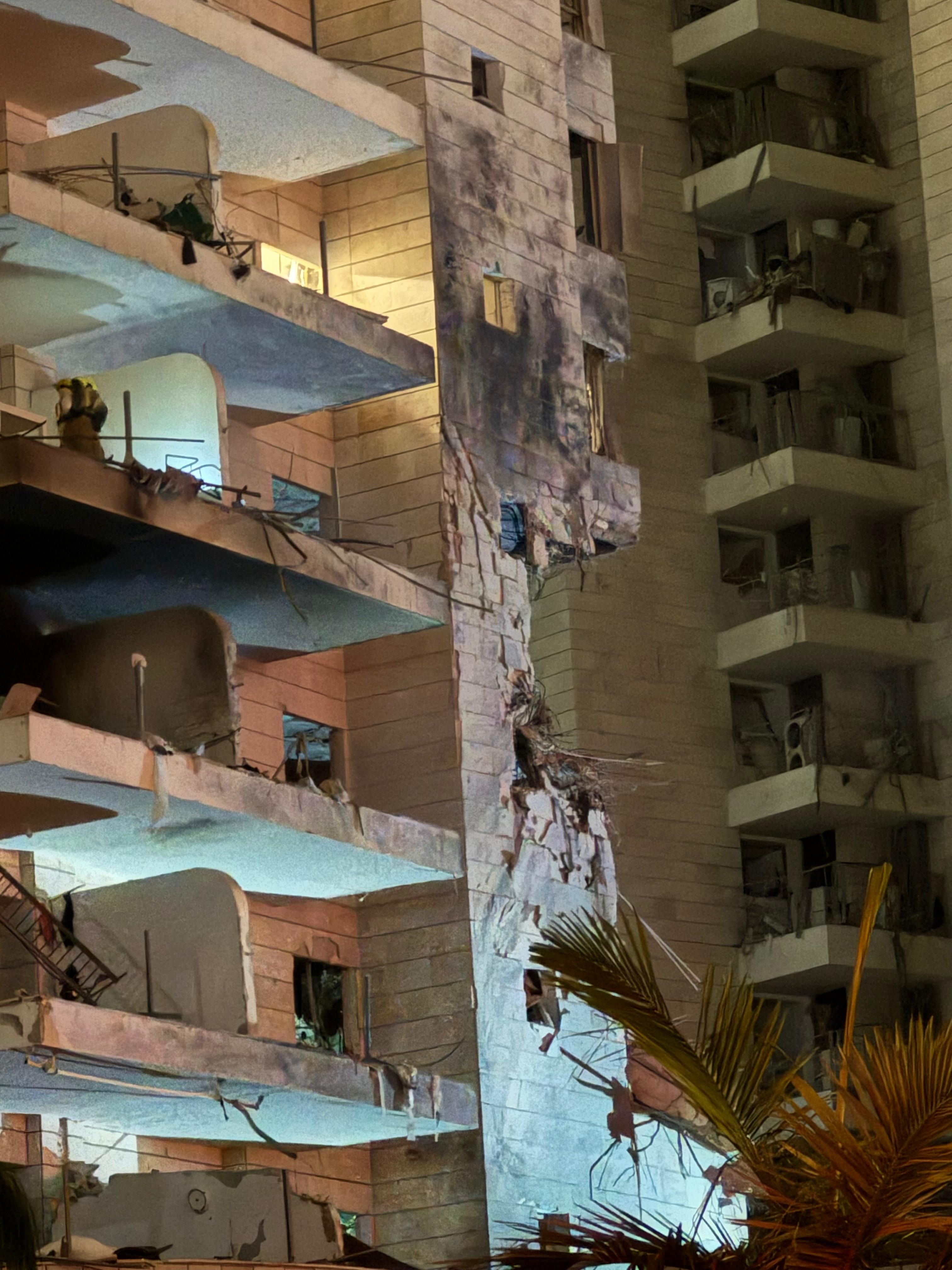 בניין מגורים בפתח תקוה. הטיל גילח חלק מהמרפסות.