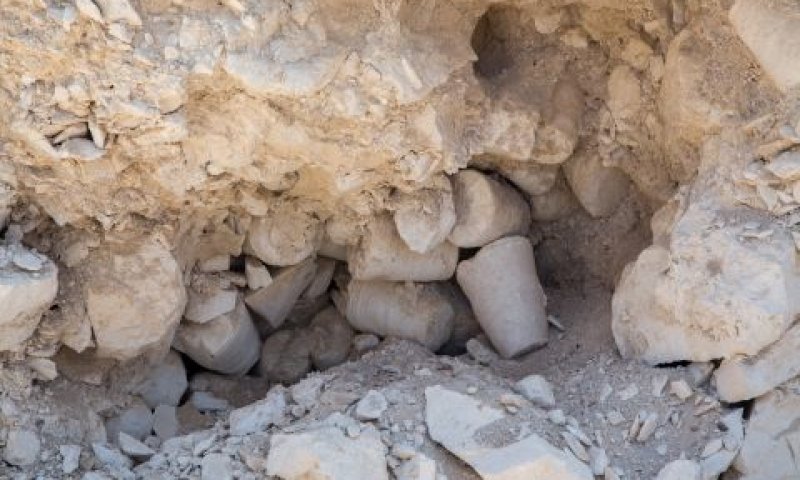 כלי האבן שנחשפו בבית היוצר [צילום: שמואל מגל, באדיבות רשות העתיקות]