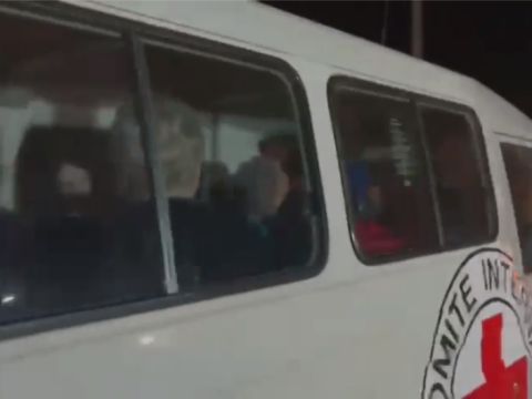 החטופים מועברים באמבולנס של הצלב האדום במעבר רפיח [צילום: רשת אל-ערבייה]