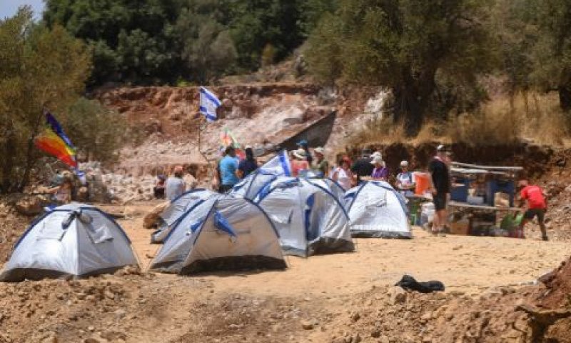 מחאה ליד נווה אטיב [צילום: איל מרגולין/פלאש 90]