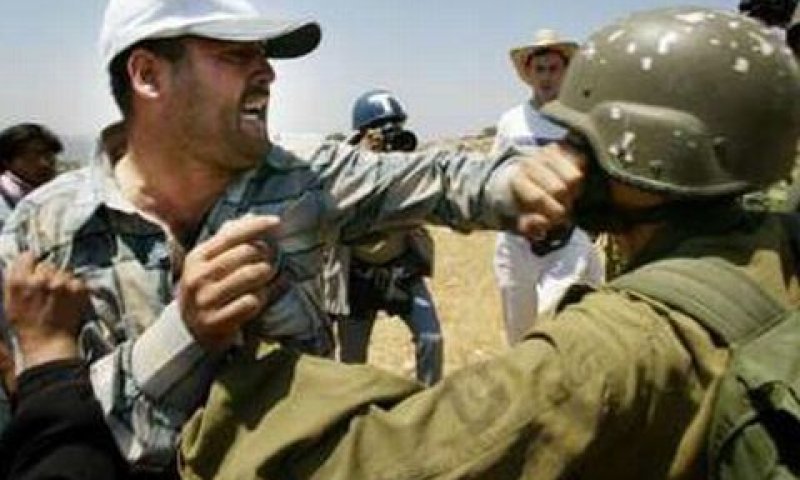 פלשתינים מכים חיילים בנעלין