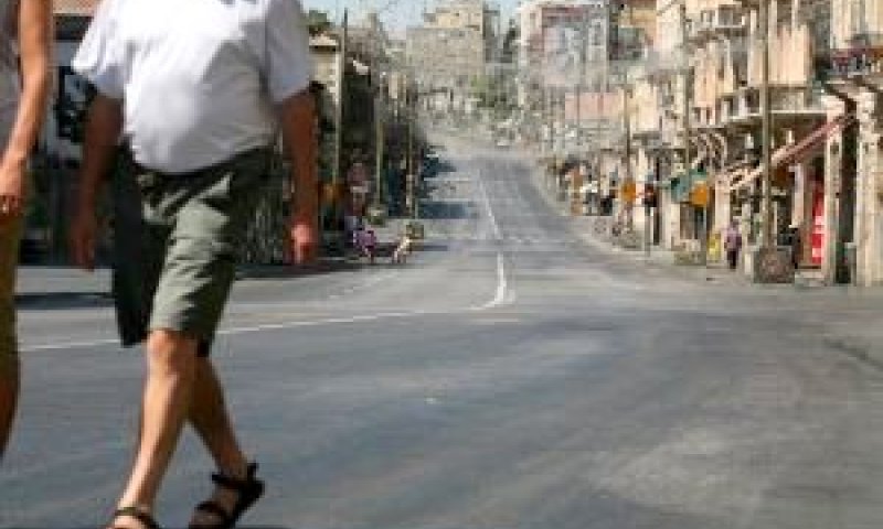 הולכי רגל ביום הכיפורים [צילום: פלאש 90]