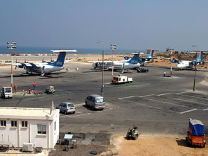 החיל מפעיל את מגדל הפיקוח ושולט בפעילות האזרחית