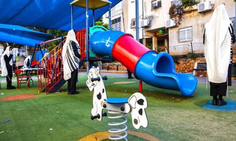 מנייני חצרות. פחות אפשריים לתפילה ממושכת [צילום: עודד בלילטי/AP]