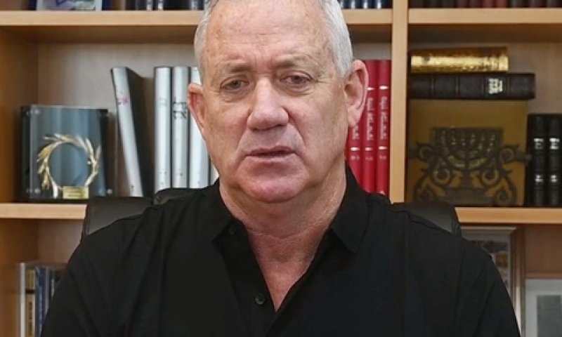 גנץ. זימון לפגישות בזק [צילום: משרד הביטחון]