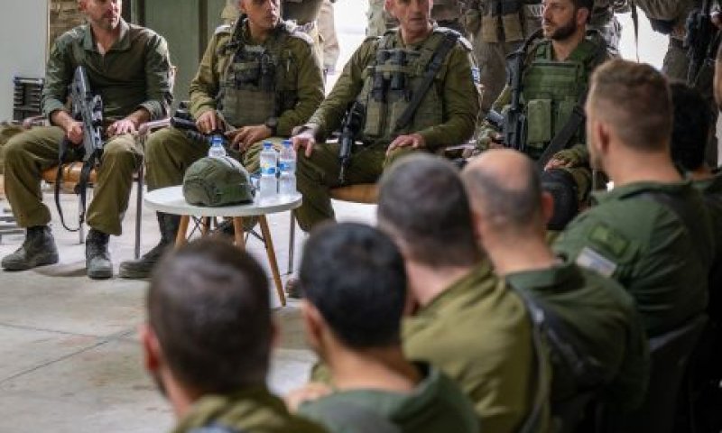הרמטכ"ל עם חיילי מילואים ברצועה [צילום: דובר צה''ל]
