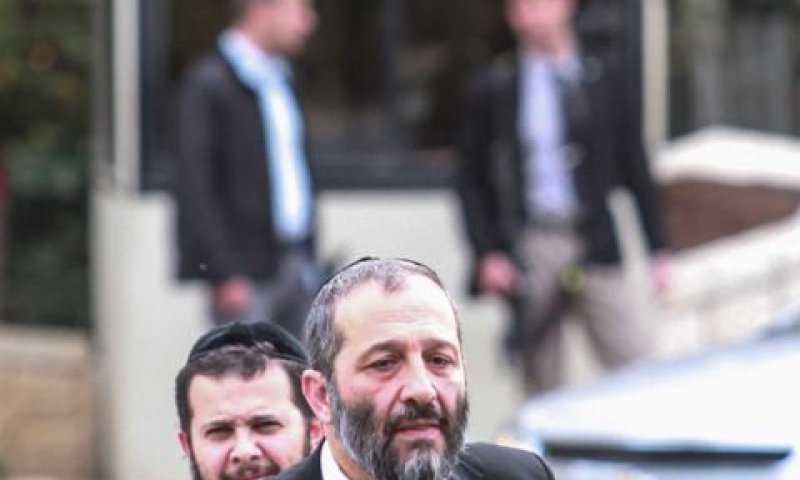 דרעי בצאתו מהפגישה עם נתניהו. הודר בגלל חרדיותו, בגלל ספרדיותו או סתם כי ידעו שיטרפד מהלכים? [צילום: פלאש 90]