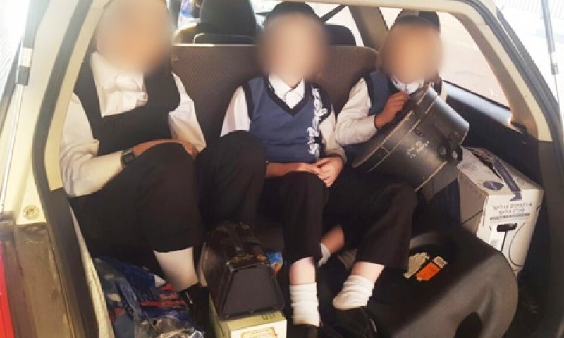 הילדים בתא המטען [צילום: דוברות המשטרה]