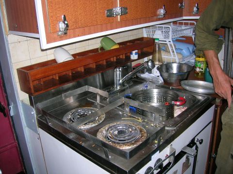 המטבח הקטן בספינה אחרי בישול ארוחת הצהריים